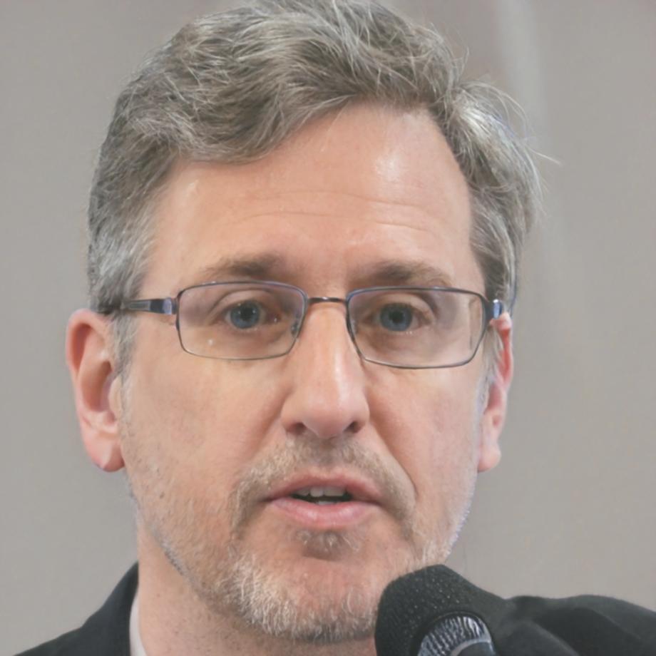 Финансовый аналитик за работой с данными